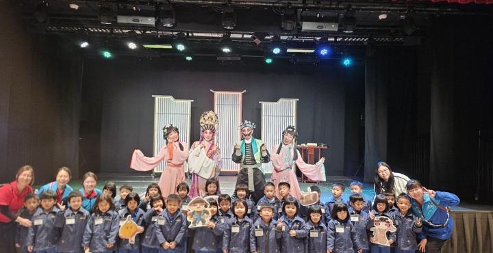 一桌兩椅慈善基金《的的撐撐遊世界》